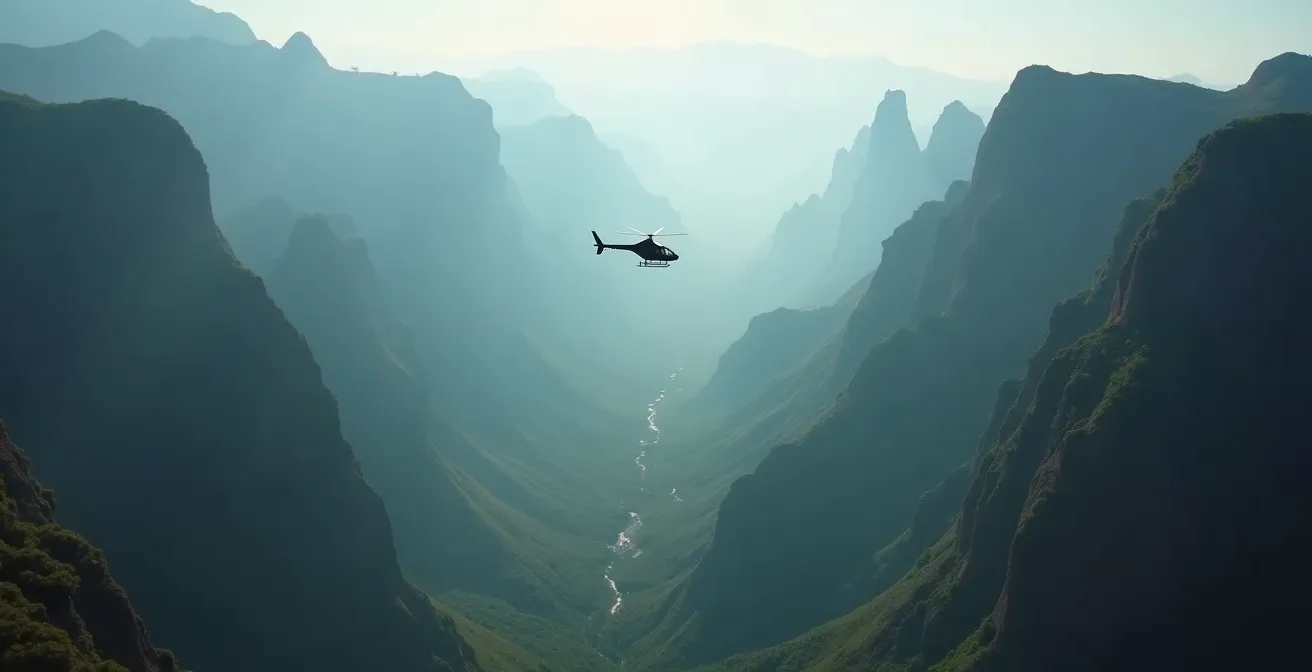 Hélicoptère touristique en vol au-dessus du cirque de Mafate avec relief montagneux spectaculaire