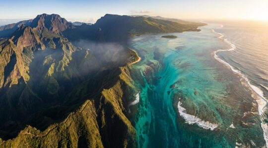 Comparaison visuelle entre les paysages volcaniques de La Réunion et les plages de sable blanc de l'île Maurice pour un séjour sportif
